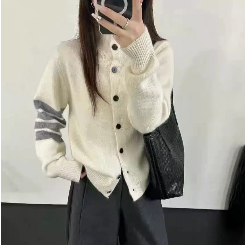 2025秋冬新款设计单排扣三条杠舒适羊毛保暖高领长袖针织衫