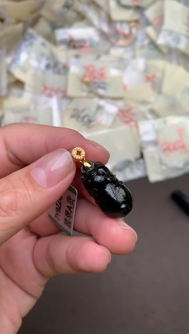 翡翠挂件18K金镶嵌一