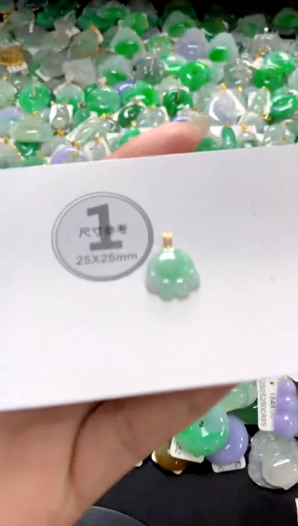 翡翠18K金镶嵌颈饰11111111111111111