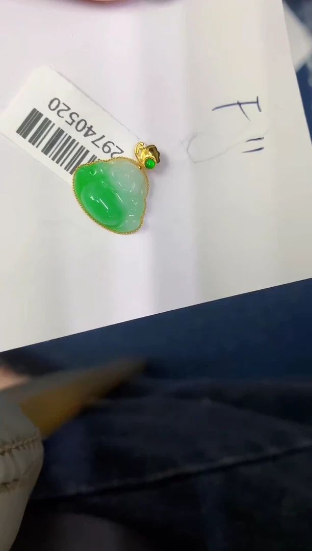 翡翠18K金镶嵌颈饰缅甸天然翡翠A货