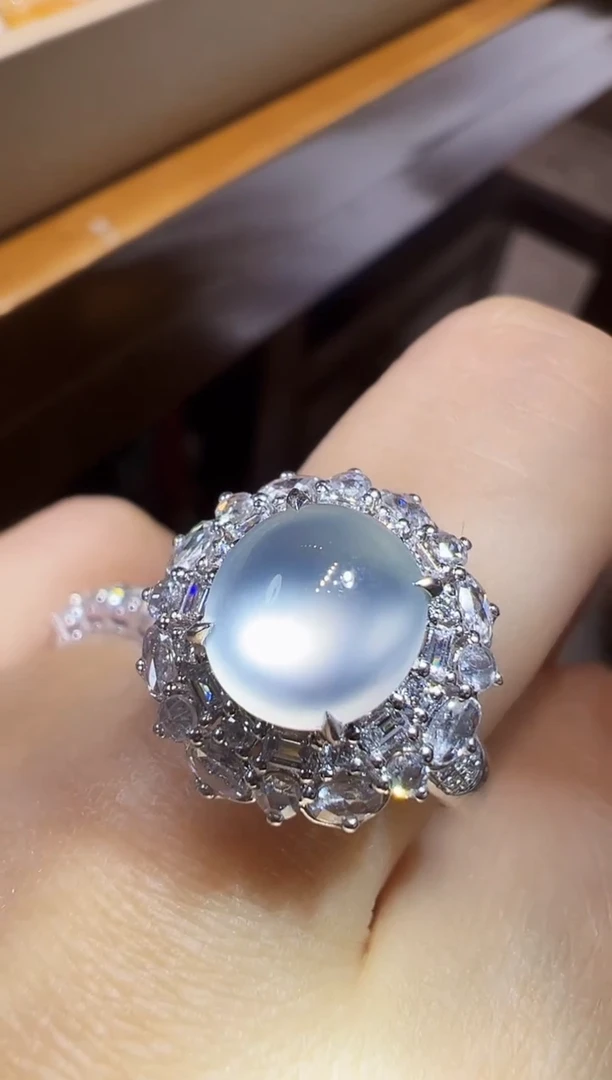 18K金镶嵌戒指翡翠蛋面