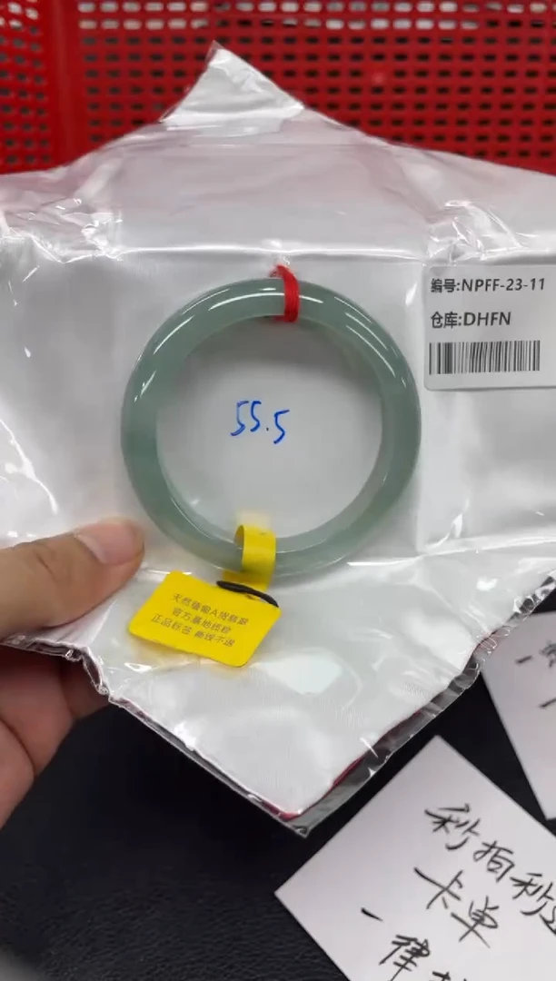 翡翠手镯未镶嵌翡翠手镯