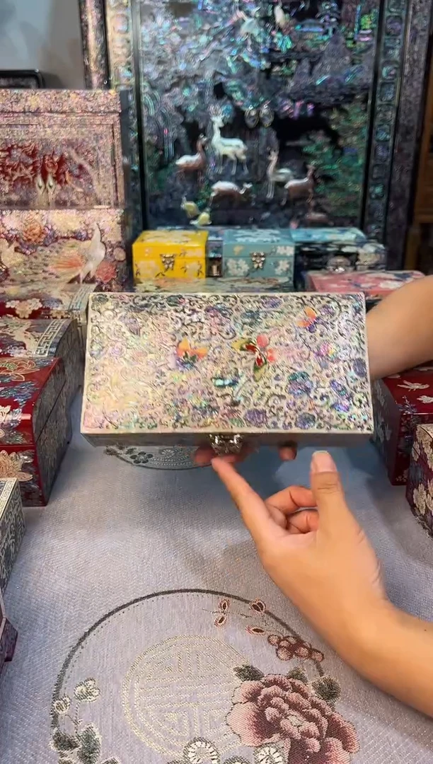 单层单盖蝴蝶·弘贝雅螺钿漆器文化馆
