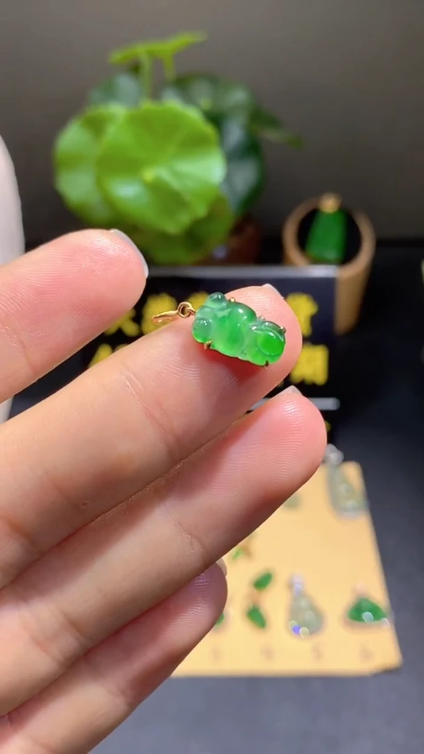 颈饰18K金镶嵌翡翠翡翠A货