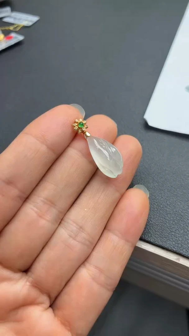 颈饰18K金镶嵌翡翠天然翡翠A货