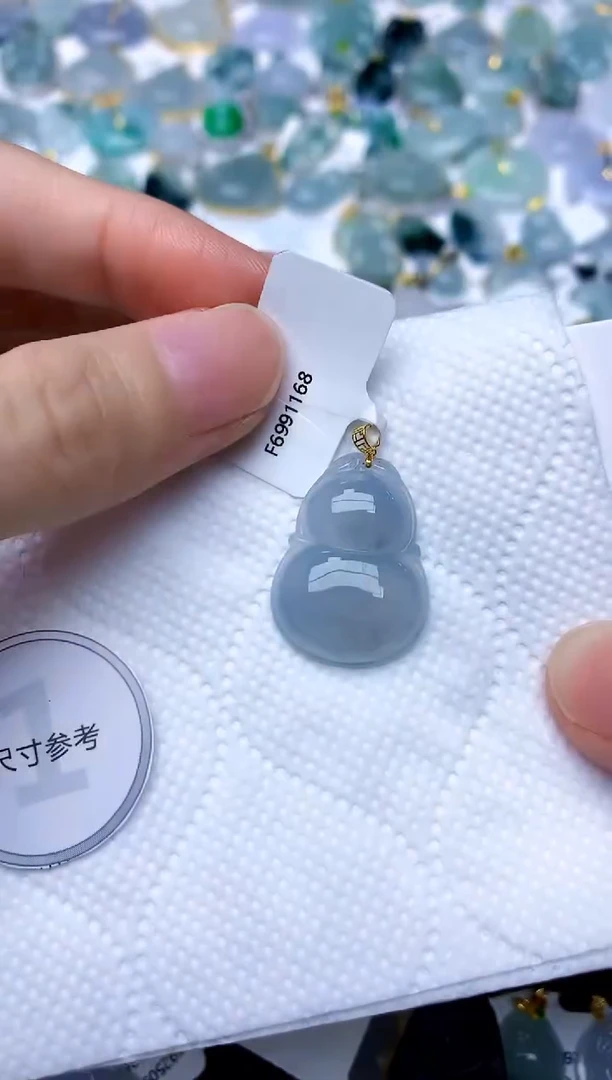 颈饰18K金镶嵌翡翠天然A货翡翠