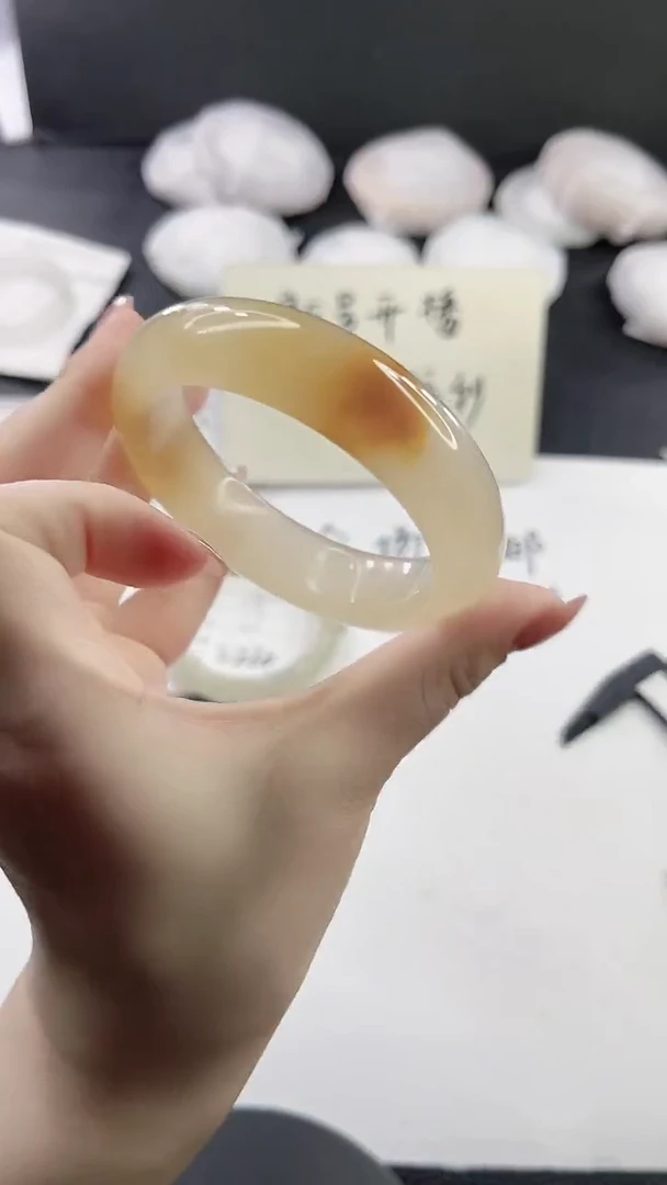 未镶嵌手镯石英质玉L211