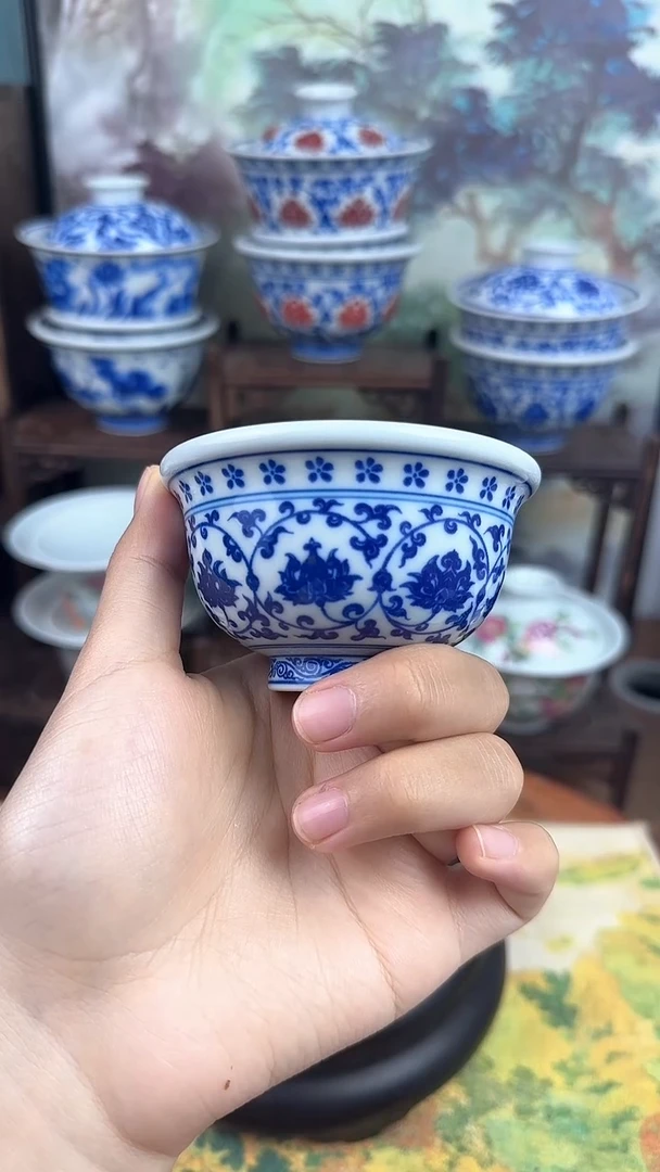 陶瓷青花缠枝莲小压手杯