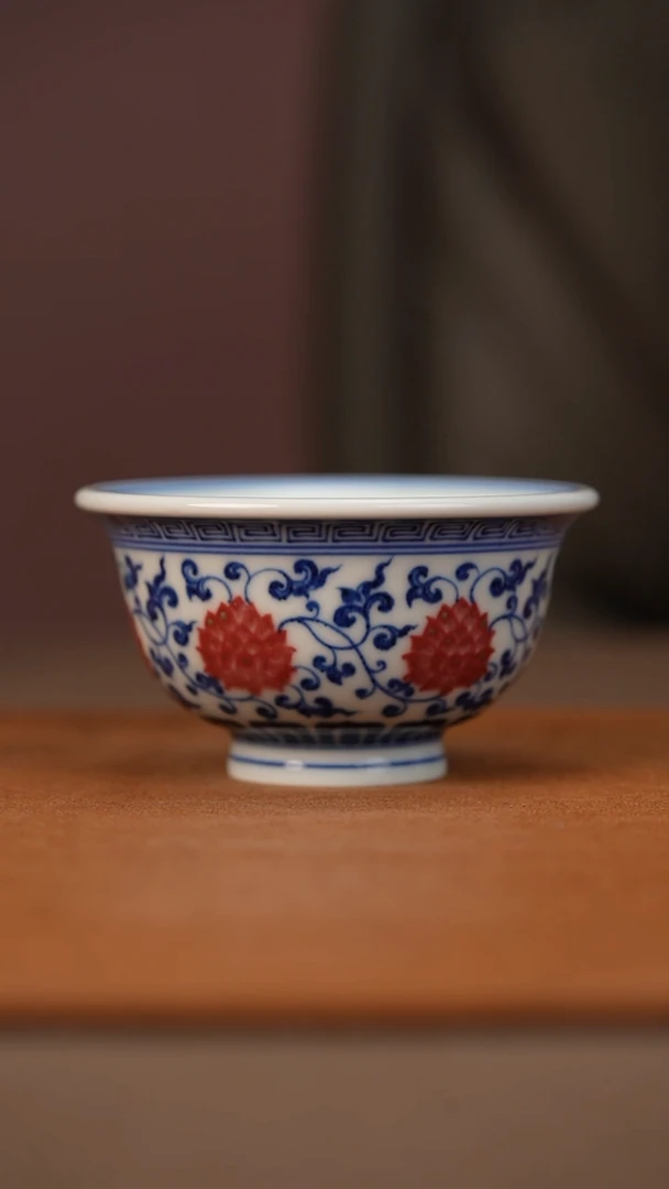 文瑾雅堂青花釉里红缠枝莲压手杯