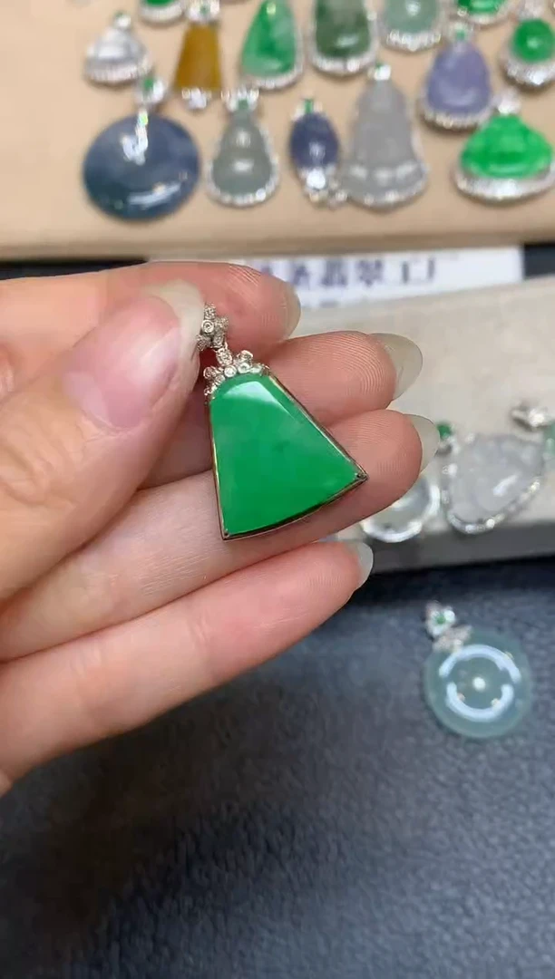颈饰18K金镶嵌翡翠无事牌【无服务费