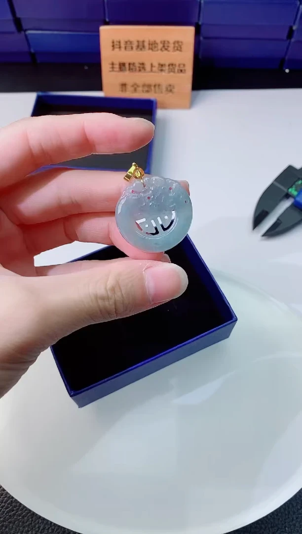 翡翠未镶嵌颈饰  `