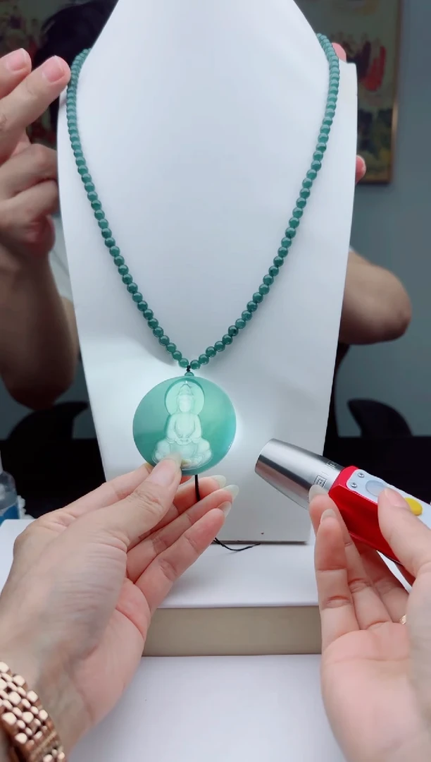 翡翠未镶嵌颈饰多样性发其一