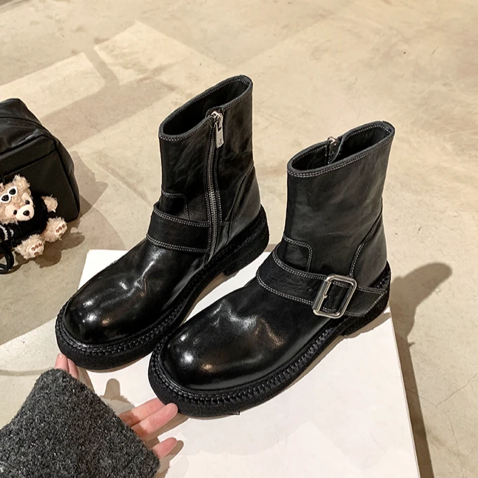 【sheii苏茵茵】英伦风明线圆头粗跟皮带扣机车短靴女E4414308