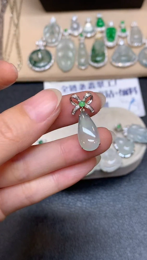 颈饰18K金镶嵌翡翠水滴【无服务费