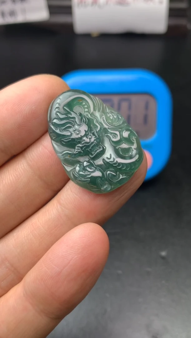 颈饰未镶嵌翡翠人*果龙牌