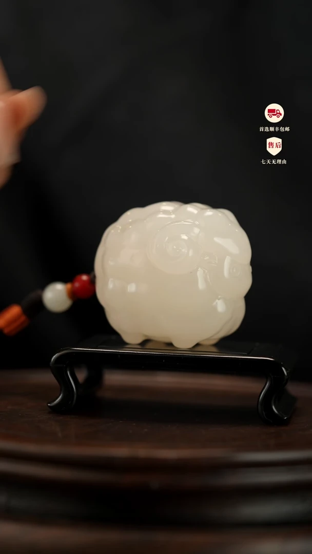 云南石荔枝白雕刻：喜气洋洋白羊把件摆件