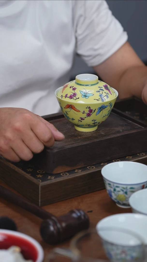 粉彩黄釉蝴蝶盖碗