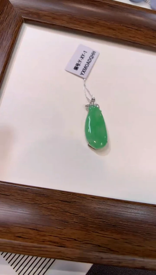 颈饰18K金镶嵌翡翠福瓜