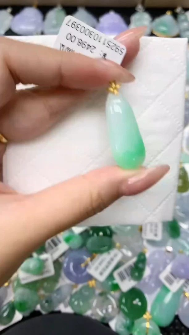 颈饰18K金镶嵌翡翠1