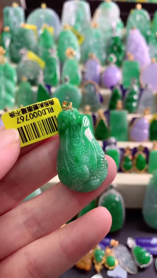 颈饰18K金镶嵌翡翠挂件