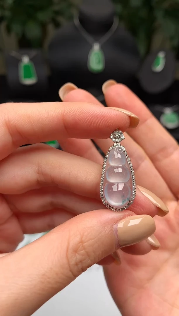 翡翠18K金镶嵌颈饰福豆