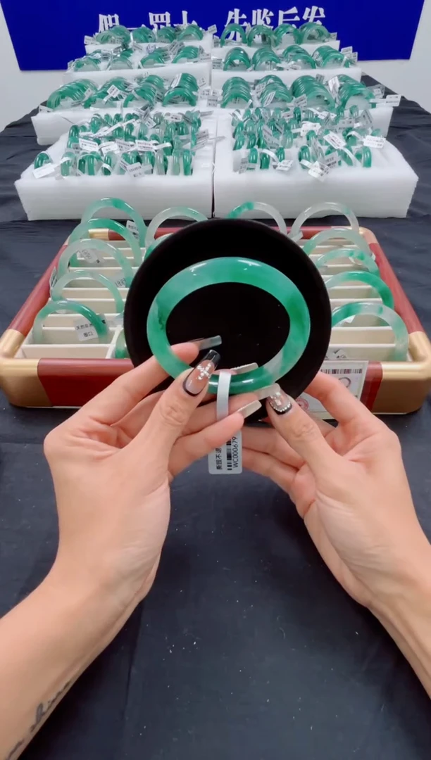 未镶嵌手镯石英质玉（非洲翠）圈口63