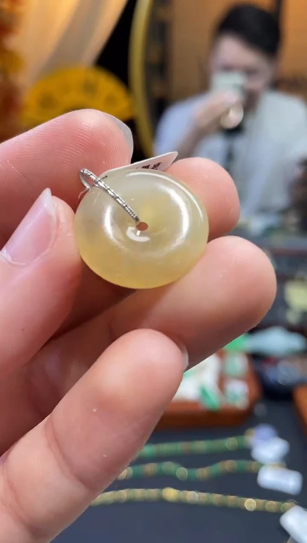 颈饰18K金镶嵌翡翠平安扣