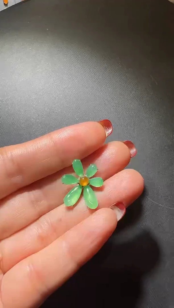 颈饰18K金镶嵌翡翠翡翠花朵吊坠