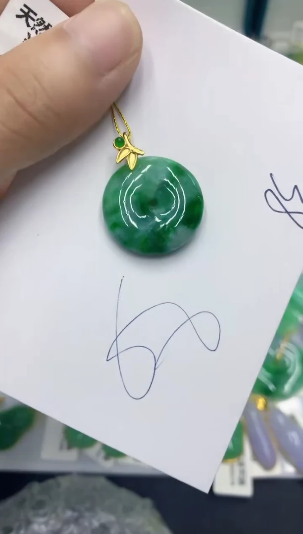 翡翠挂件未镶嵌翡翠