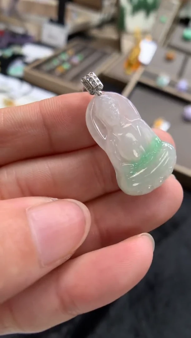 翡翠18K金镶嵌颈饰观音