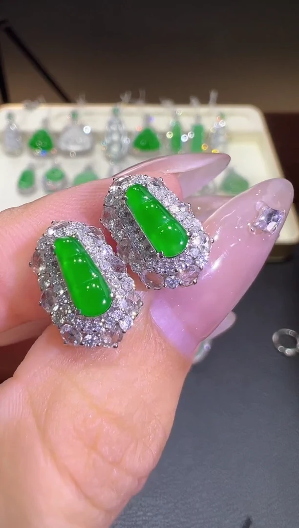 18K金镶嵌翡翠耳饰翡翠