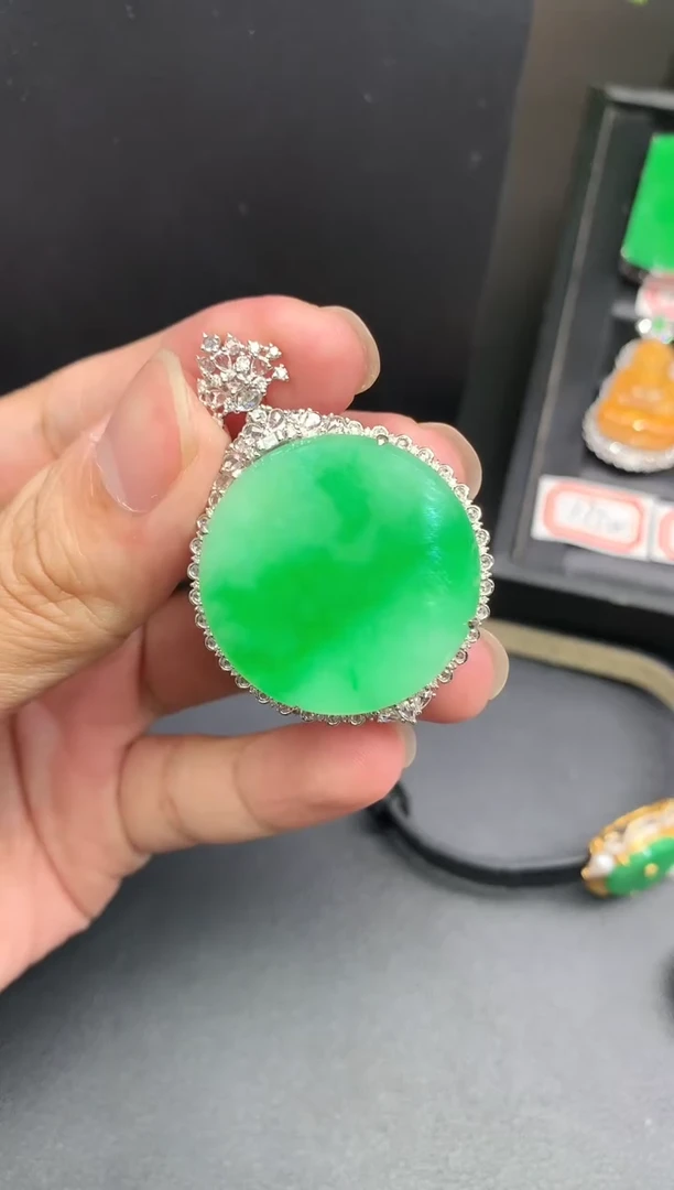 颈饰18K金镶嵌翡翠圆牌