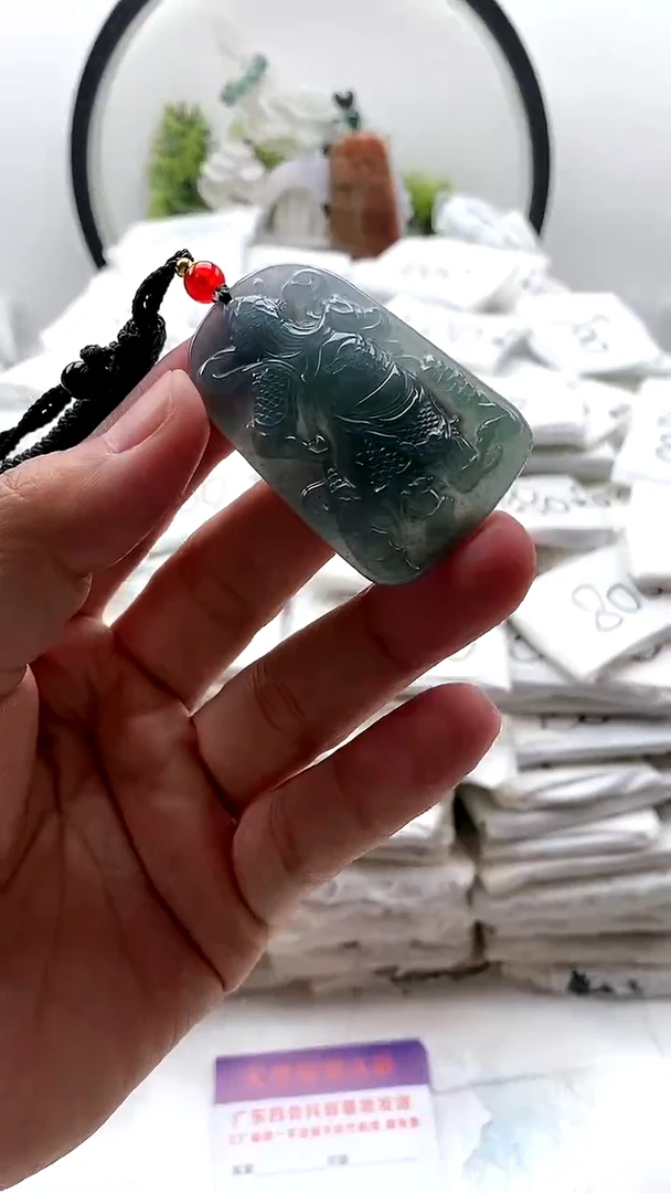 翡翠未镶嵌颈饰关公