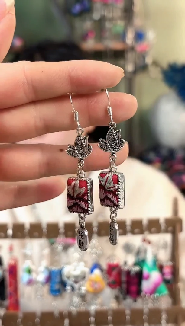 彩云南阁非遗老绣苗银饰品551