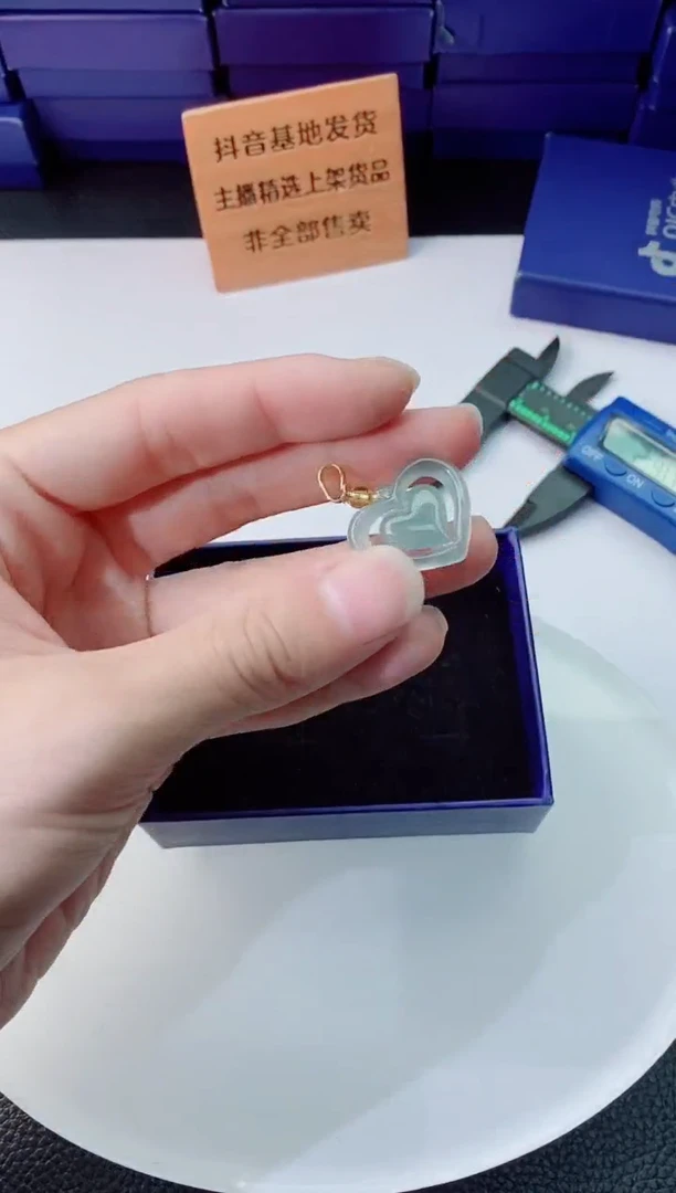 翡翠未镶嵌颈饰     `