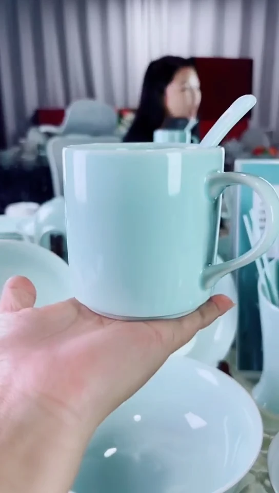 瓷杯子带汤勺。青瓷