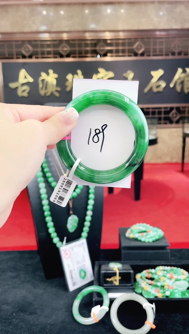 未镶嵌手镯石英质玉（非洲翠）微瑕一经发货运费不退介意勿拍