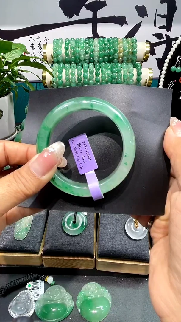 未镶嵌手镯石英质玉（非洲翠）手镯