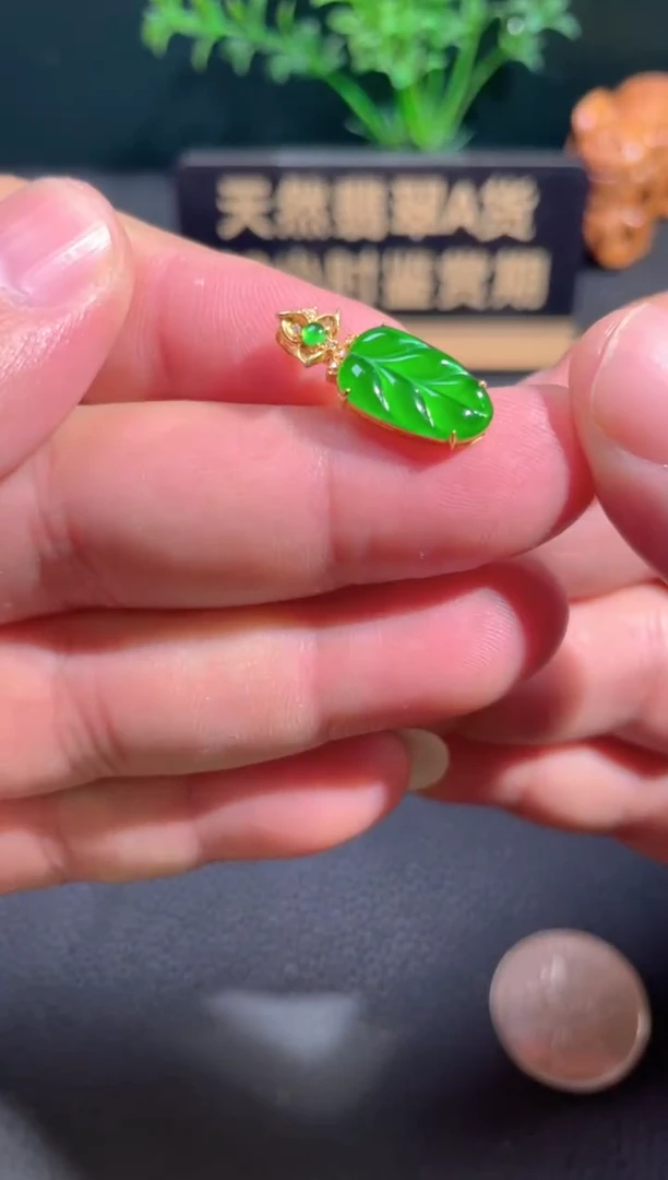 颈饰18K金镶嵌翡翠翡翠