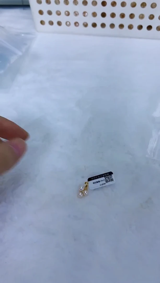 18K金镶嵌饰品海水珍珠三珠小葡萄吊坠