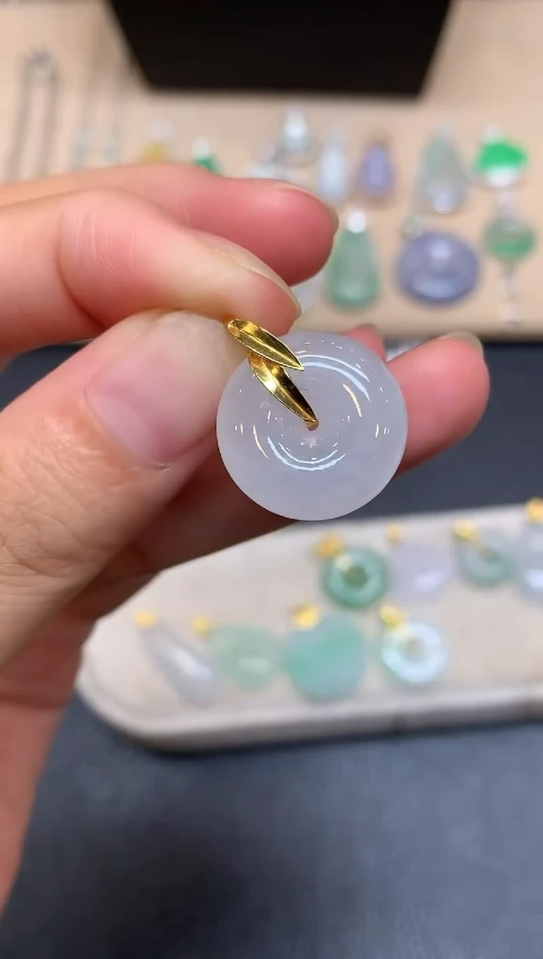 颈饰18K金镶嵌翡翠平安扣【无服务费