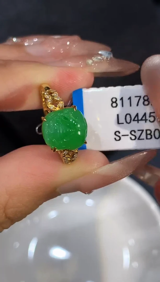 18K金镶嵌戒指翡翠多样性发其一
