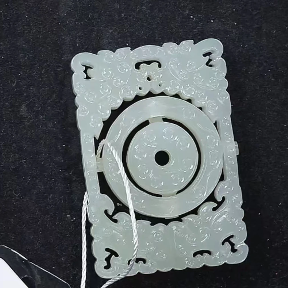 清代和田玉镂空转心佩1