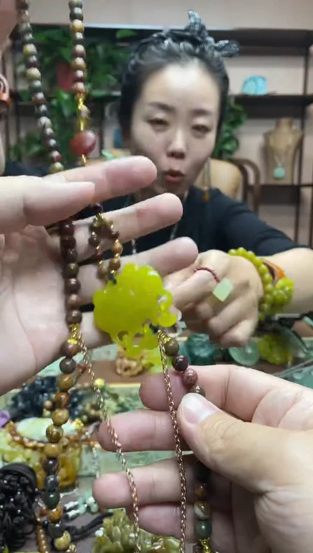 未镶嵌岫玉颈饰多样性发货发其中之一