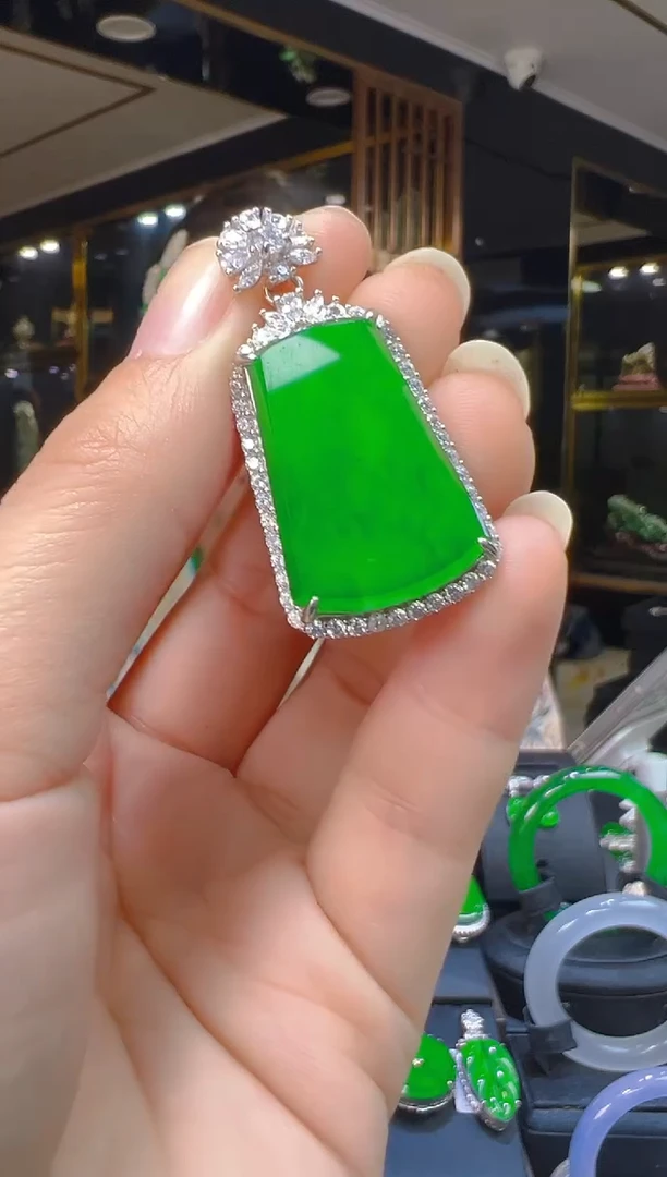 吊坠(赠链)银S925镶嵌翡翠025(多样性发货发其一)