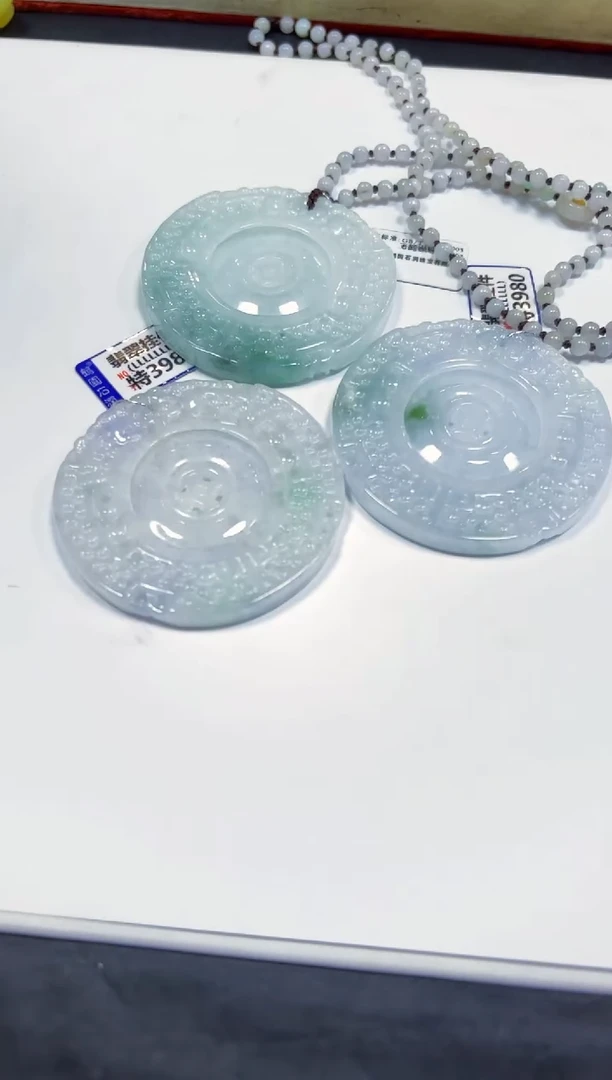 颈饰未镶嵌翡翠挂件多样性发其一