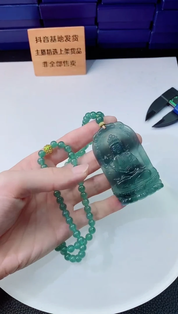 翡翠未镶嵌颈饰   `
