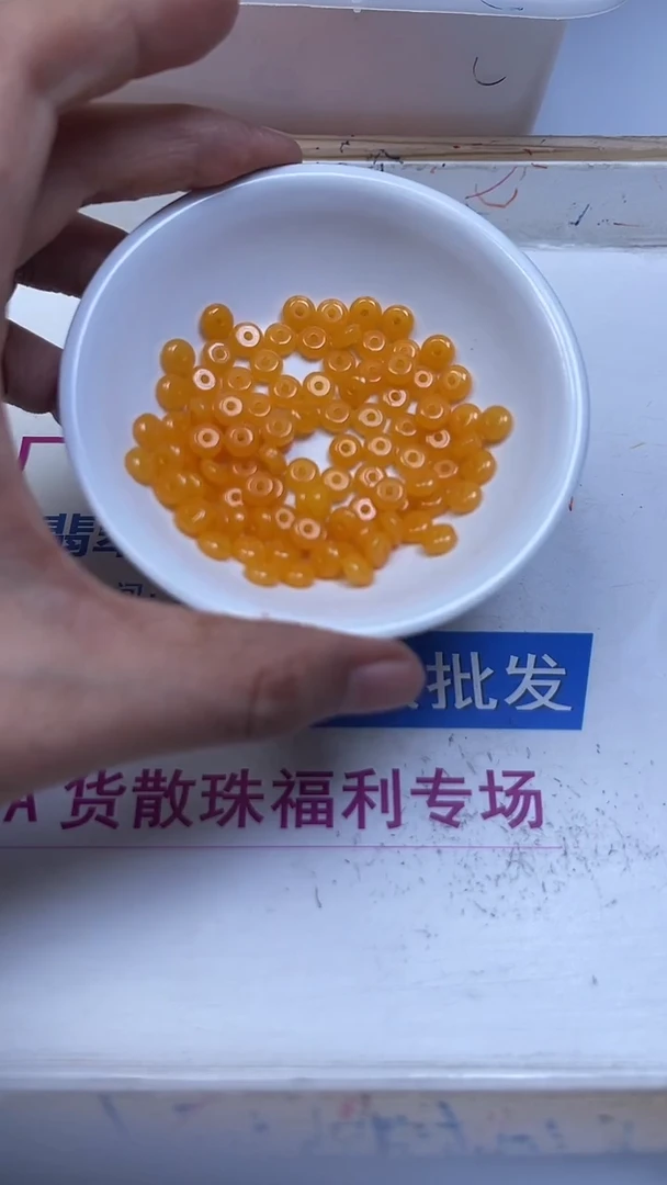 裸石蜜蜡未镶嵌D704 鸡油黄蜜蜡3*6mm50个9.9元
