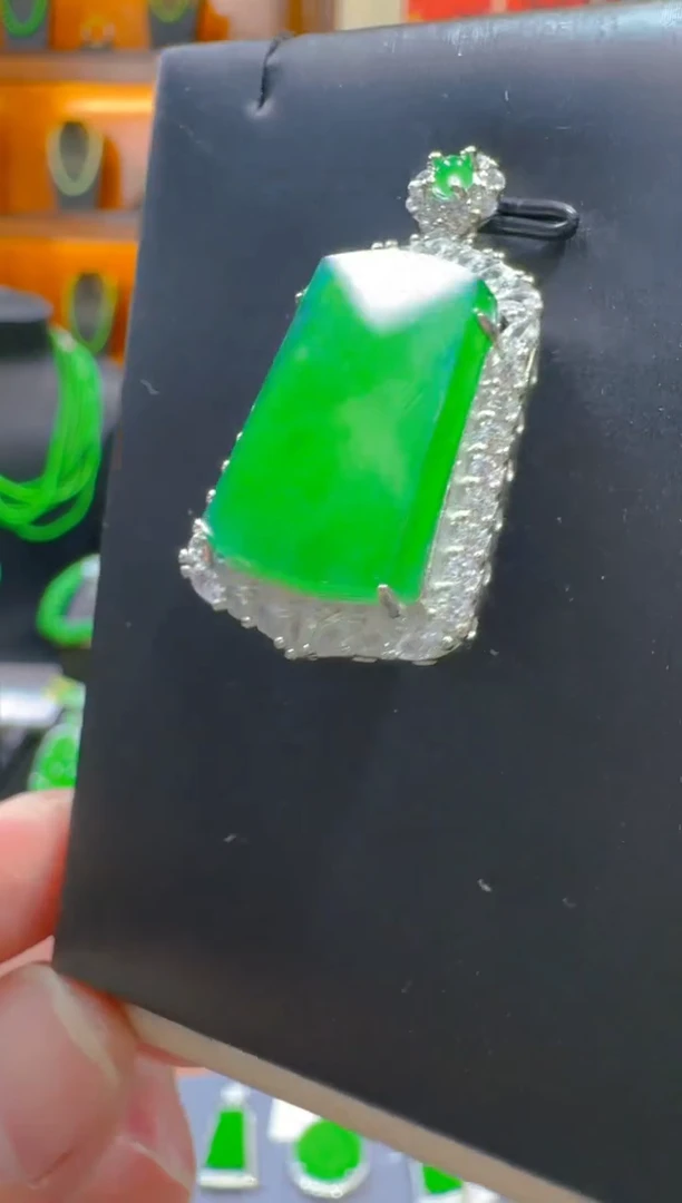 【闪购商品】翡翠吊坠(赠链)未镶嵌天然A货翡翠