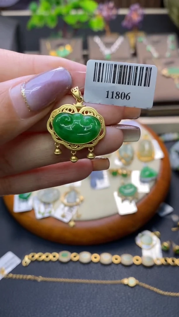翡翠18K金镶嵌颈饰如意吊坠11806